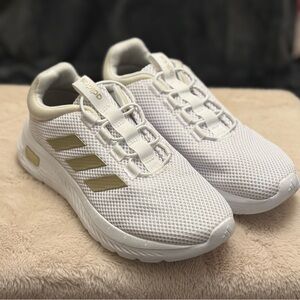 Adidas Women's Cloudfoam Comfy Sneakers, size 9, White